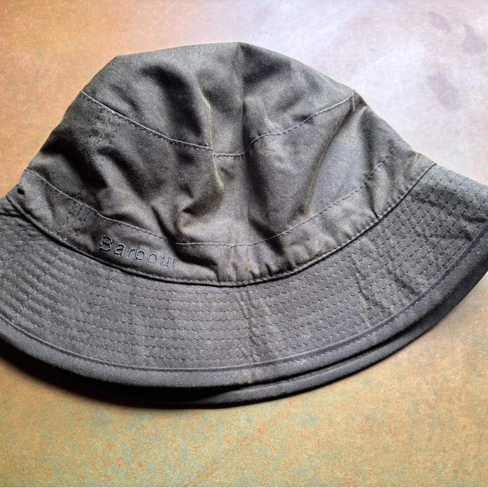 Barbour Olive bucket hat size medium, great fashionable waterproof hat.